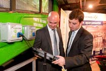 Fotógrafo de feria fotografía reunión con clientes en feria