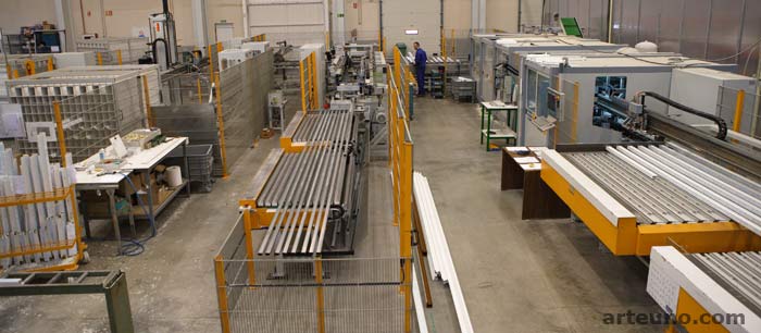 Fotografie einer Industriehalle aus der Vogelperspektive mit Hochstativ