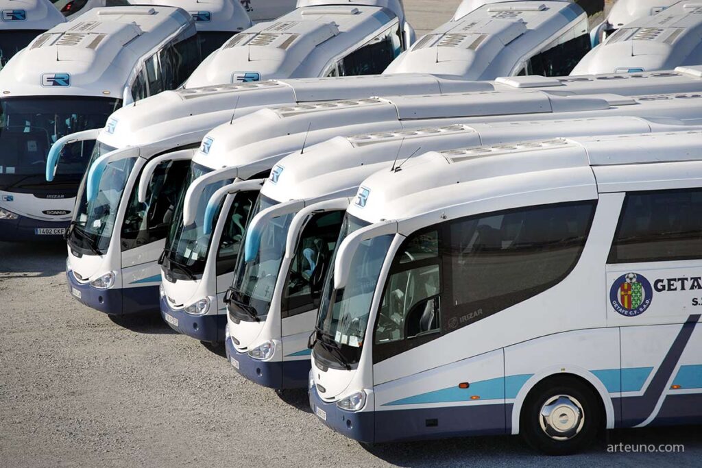 Industrielles Hochstativ-Bild vom Busunternehmen